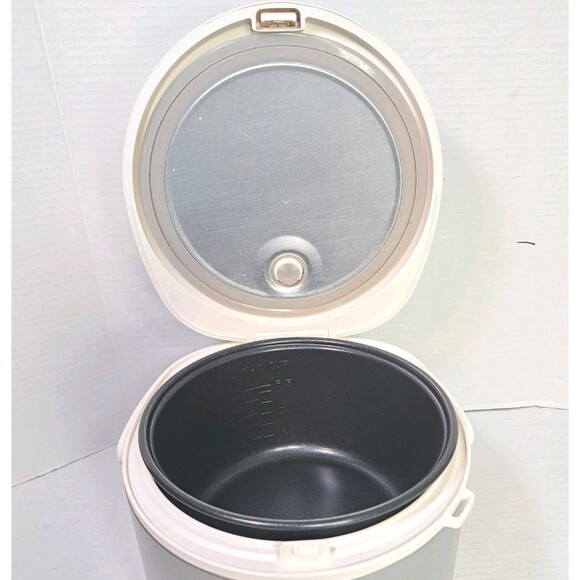 Sanyo ECJ‑N55W 5.5 Cup (1 L) Rice Cooker & Warmer with Steaming Tray – Tested - Picture 4 of 10